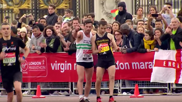 Maratón de Londres: Mira el conmovedor gesto deportivo. (BBC)