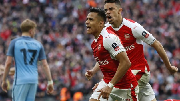 Arsenal y Leicester City cumplen el duelo pendiente entre ambos por la fecha 28 de la Premier League. (AP)