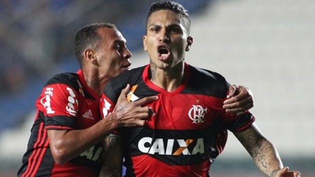 Peruanos Miguel Trauco y Paolo Guerrero dan primer golpe para el Flamengo. (AFP)