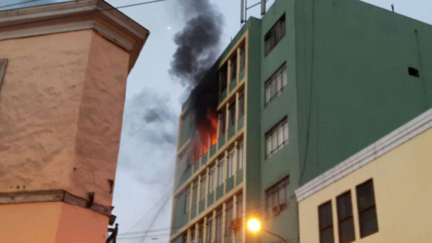 Cercado de Lima: Se registra un incendio en edificio del jirón Camaná - Diario Perú21