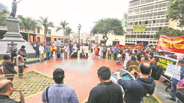 Movadef marchó por la calles del Centro de Lima con pancartas y fotos de Abimael Guzmpan (Diario Coreo)