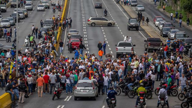 Las protestas contra el presidente de Venezuela Nicolás Maduro continúan y tomaron como medida bloquear las pistas (AP).