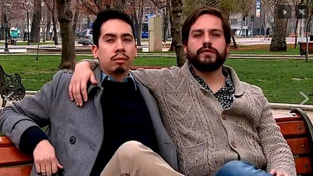 Pablo Zapata y Alejandro Carreño denunciaron discriminación contra imprenta en Chile. (Facebook)