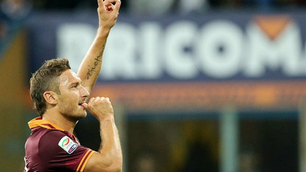 Totti es ídolo en el club romano. (AFP)