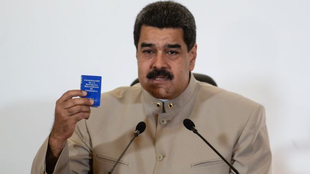 Nicolás Maduro entrega a poder electoral decreto de Asamblea Constituyente. (AFP)