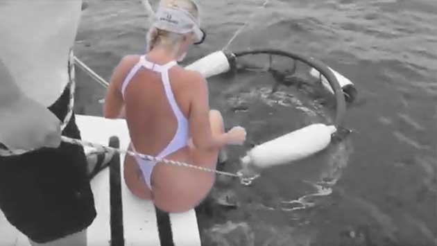 Actriz porno sufre ataque de tiburón en plena grabación de un comercial (Camsoda)