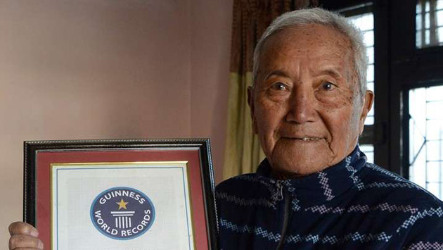 Everest: Hombre de 85 años muere a más de 5 mil metros de altura al intentar romper récord (AFP)