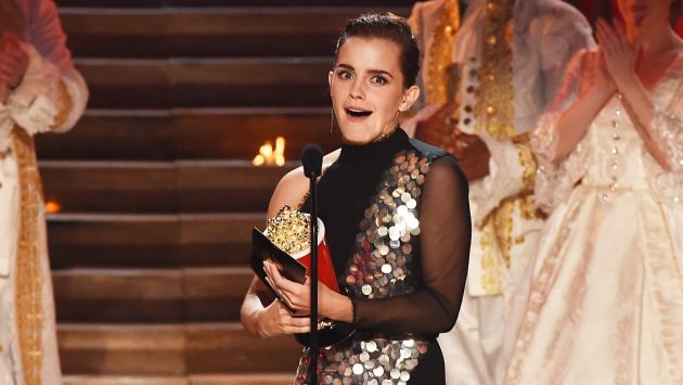 Emma Watson te explica en qué consiste el premio a la 'Mejor interpretación sin distinción de género'. (AFP)