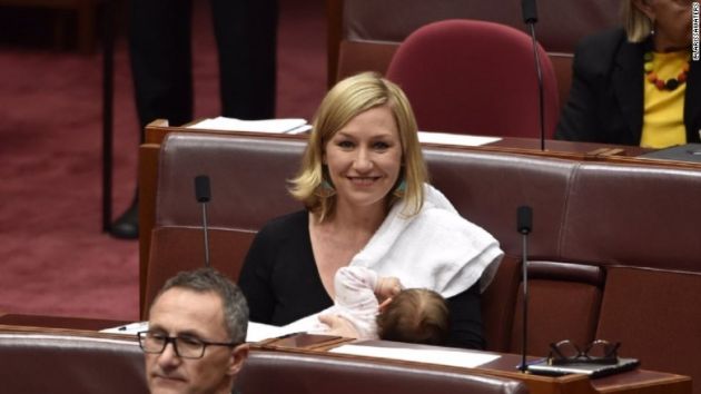 Es la primera bebé en ser alimentada en el Parlamento (Twitter: @larissawaters)