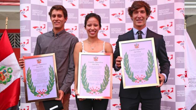 Los deportistas Marcela Castillo (taekwondo), Lucca Mesinas (tabla) y Alonso Collantes (vela) recibieron los Laureles Deportivos del Perú. (IPD)