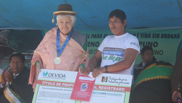 Puno: Devida entregó más de mil títulos de propiedad a cafetaleros (Alvaro Treneman/Perú21)