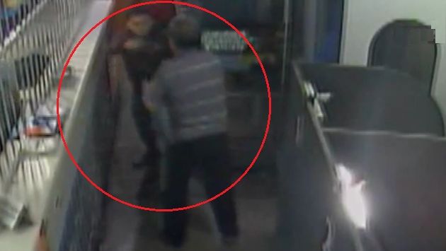 El administrador del local, Prudencio Obregón trató de impedir el asalto pero no lo logró. (América TV)