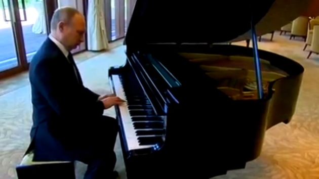 Vladimir Putin se luce en la residencia de Xi Jinping tocando piano. (YouTube)