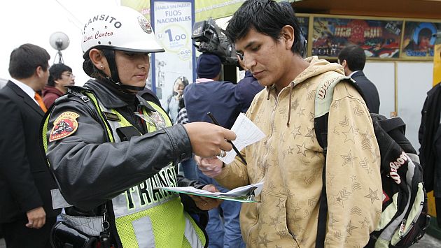 La Policía muchas veces no puede imponer la multa porque los peatones huyen o no se quieren identificar (Perú21)