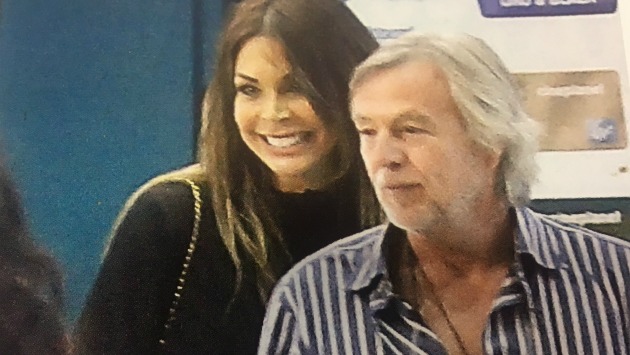 Barzotti lució feliz junto a su acompañante. (Revista Magaly)