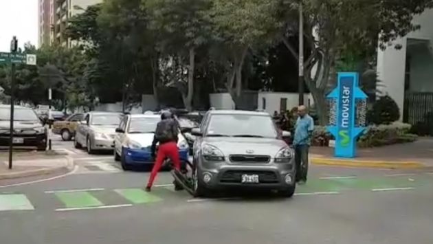 Conductora arrolla bicicleta y huye. (Captura)
