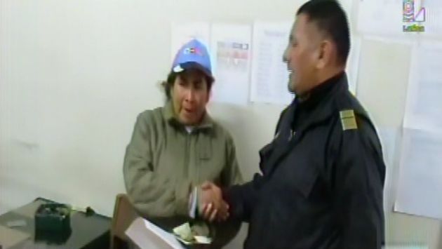 Un policía devolvió S/1,500 que encontró en un cajero automático a su dueña. (Latina)