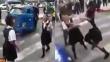 ¡Vergüenza! Dos colegialas se pelean en plena calle en Comas y serenos tienen que intervenir