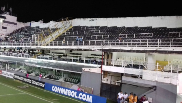 Solo se pudo visualizar a tres fanáticos de Sporting Cristal en el estadio Urbano Caldeira. (@lucas_musetti)