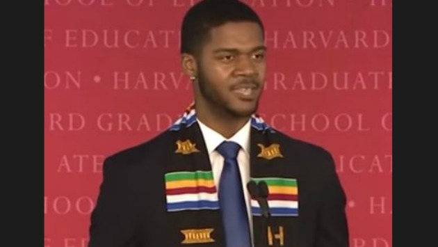 Shaw se graduó con honores de Harvard. (Captura)