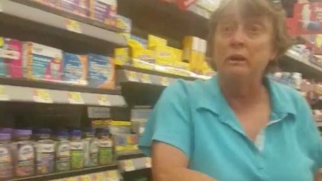 Personal de supermercado retiró a mujer racista por conducta inapropiada. (Captura)