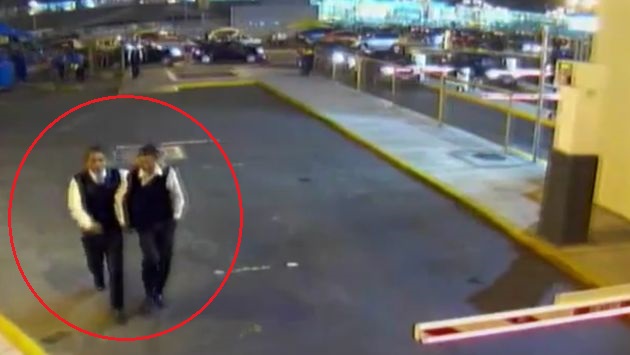 Delincuentes asaltan a una mujer haciéndose pasar por personal del aeropuerto Jorge Chávez. (América TV)