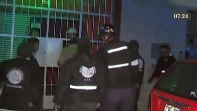 Prostíbulo clandestino fue cerrado por autoridades de la municipalidad de San Juan de Miraflores. (América TV)