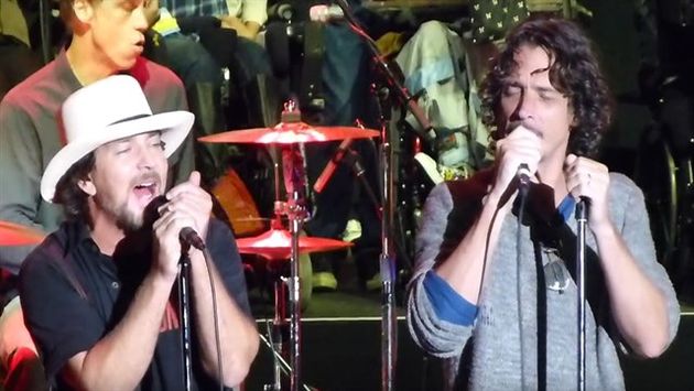 Eddie Vedder le rindió emotivo homenaje a Chris Cornell en pleno concierto (Difusión)