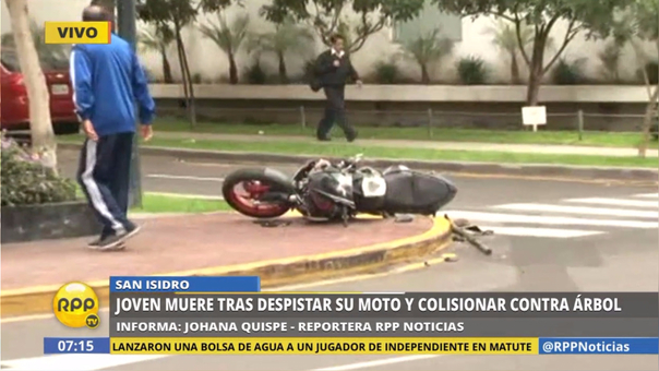 Motociclista muere tras chocar contra un árbol en San Isidro. (Captura)