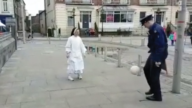 Mira cómo una monja y un policía dominan el balón de fútbol en este divertido video.