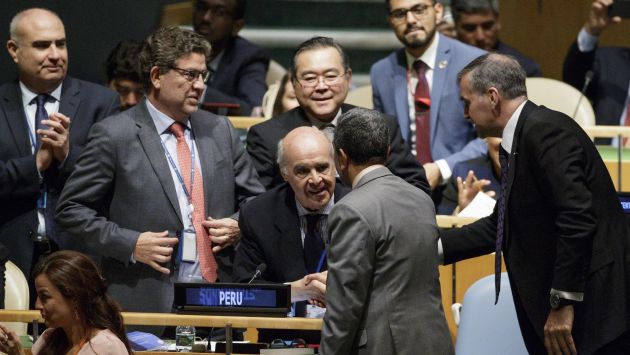 Ricardo Luna Mendoza, ministro de Relaciones Exteriores de Perú, es felicitado en la Asamblea General de la ONU. (Efe)