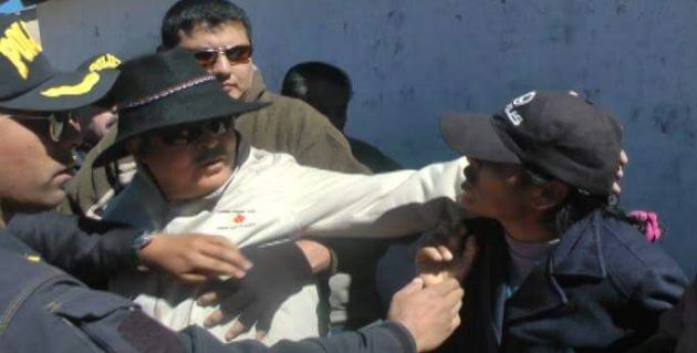 Omar Jiménez durante altercado con campesinos en la plaza principal de Kallapuma. (Difusión)