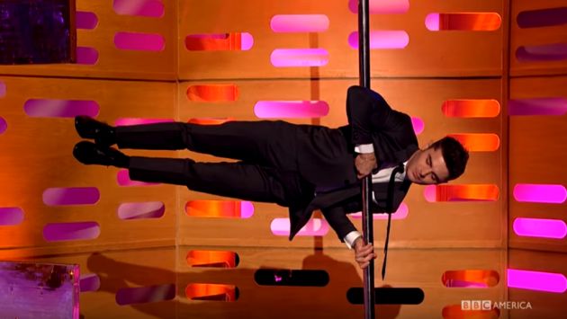 Zac Efron hizo un 'pole dance' y sorprendió a todos (BBC)
