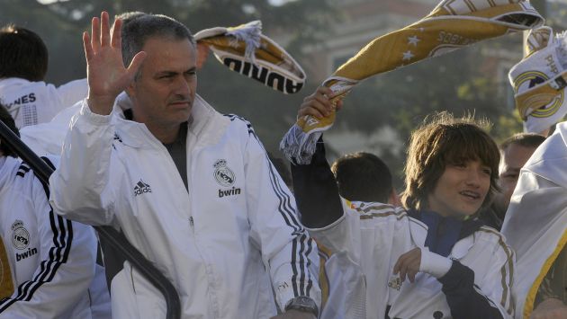 José Mourinho, técnico del Manchester United, enfrentará a Real Madrid, su ex club, por la Supercopa de Europa.  (AFP)