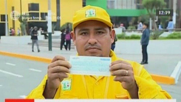 Trabajador recibió felicitaciones de autoridades de Municipio de Los Olivos. (Foto: Captura de América TV)