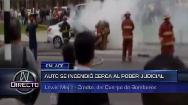 Alerta: Auto se incendió frente al Palacio de Justicia. (Captura)