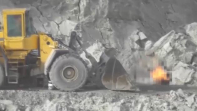 Hombre se prende fuego para evitar operativo contra la minería ilegal en Puno. (Captura)