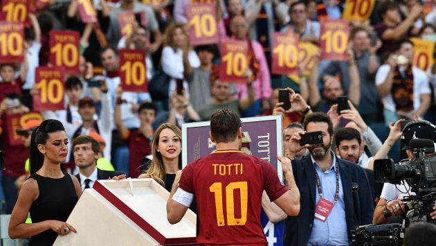 Francesco Totti quería despedirse de la Roma de una forma aun más romántica. (AFP)