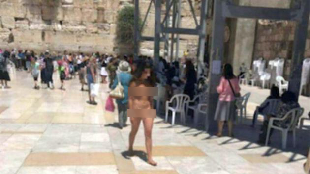 Mujer aparece desnuda en el Muro de los Lamentos. (Captura)