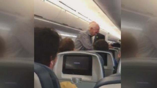 El ex presidente Jimmy Carter saludó a todos los pasajeros de un vuelo (Twitter)