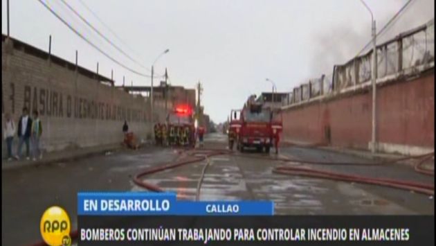 Bomberos llevan más de 10 horas trabajando para apagar el incendio (Captura)