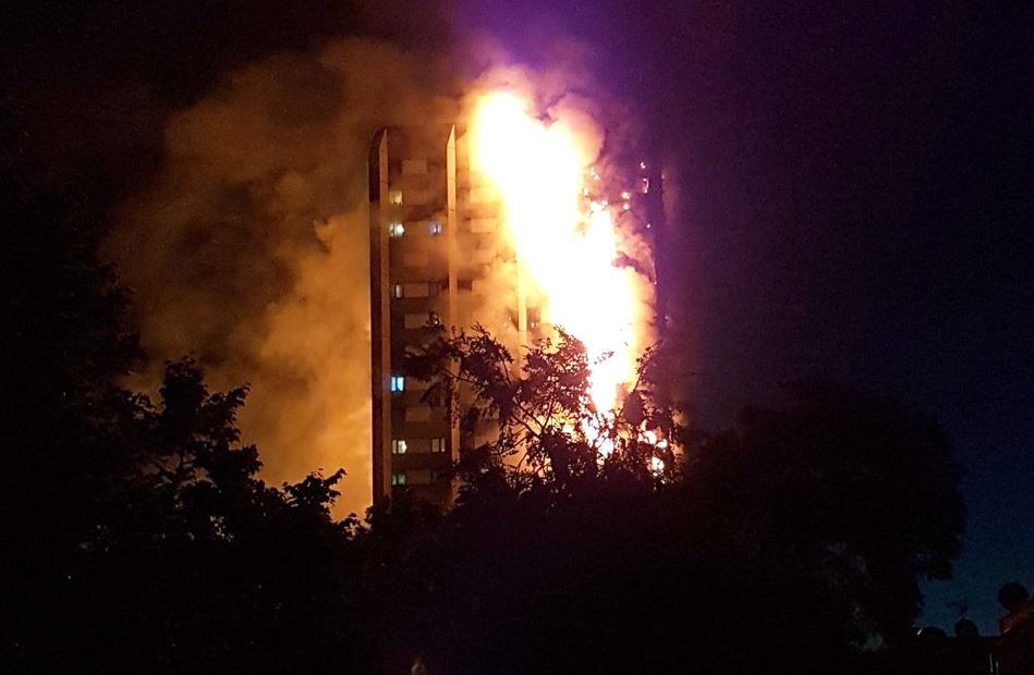 Un incendio de grandes proporciones consume un edificio en Latimer Road en Londres. (Infobae)