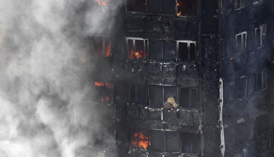 Londres: Al menos 6 muertos por incendio de un edificio