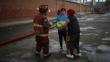 Incendio en el Callao: Vecinos agradecidos entregan alimentos a los bomberos [FOTOS]
