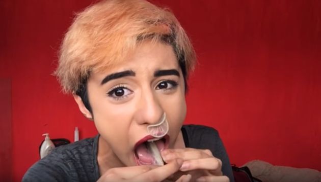 'Youtuber' La Mars que se queja del sistema educativo de México es criticada por hacer el 'reto del condón'. (Captura YouTube)