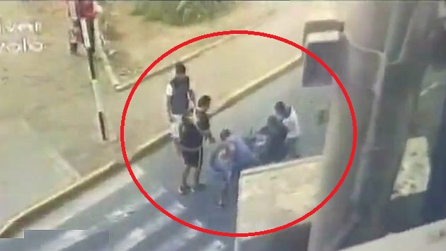 Las cámaras de seguridad de la Municipalidad de Los Olivos captaron la agresión que cometieron los choferes de mototaxi a los fiscalizadores. (América TV)
