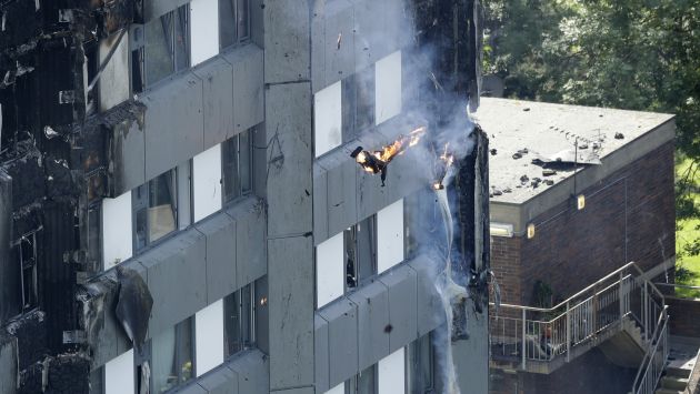 Incendio en Londres: Bebés eran lanzados por las ventanas para salvarlos del fuego (AP)