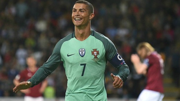 Ronaldo es capitán de su selección. (AFP)