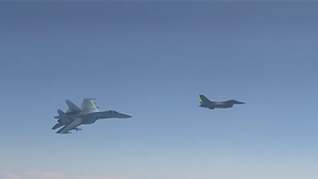 Mira cómo un avión caza ruso SU-27 'enseña los dientes' a un caza de la OTAN en pleno vuelo (Captura)