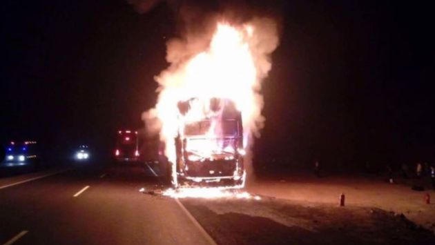 Turistas chilenos se salvan de morir carbonizados tras incendiarse el bus en que viajaban. (Andina)